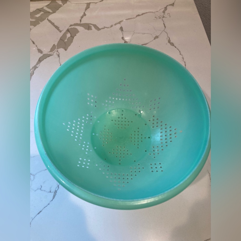 Tupperware footed colander strainer jadeite green plastic star-shaped drainage